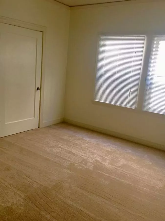 Studio Is In A Great Location Just A Block From Campus photo 4