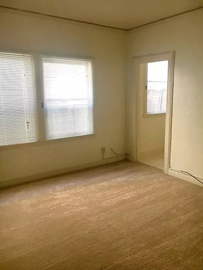 Studio Is In A Great Location Just A Block From Campus photo 3