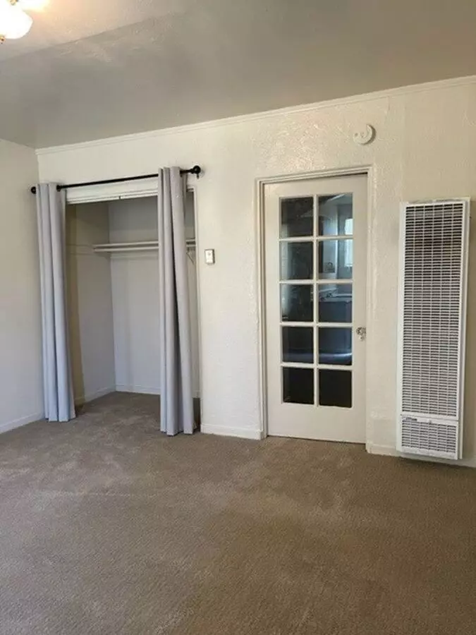 Charming, Studio Freshly Painted, Move In Ready photo 2