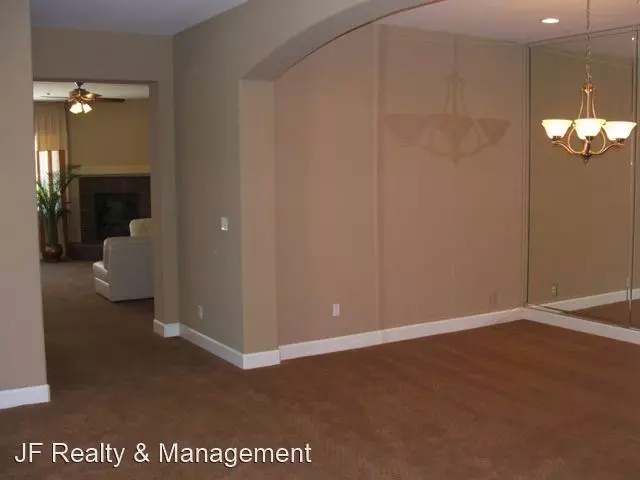 Large 4 Bedroom 3 Bathroom in Quiet Neighborhood photo 2