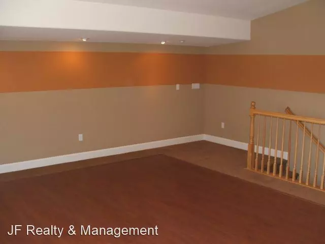 Large 4 Bedroom 3 Bathroom in Quiet Neighborhood photo 3