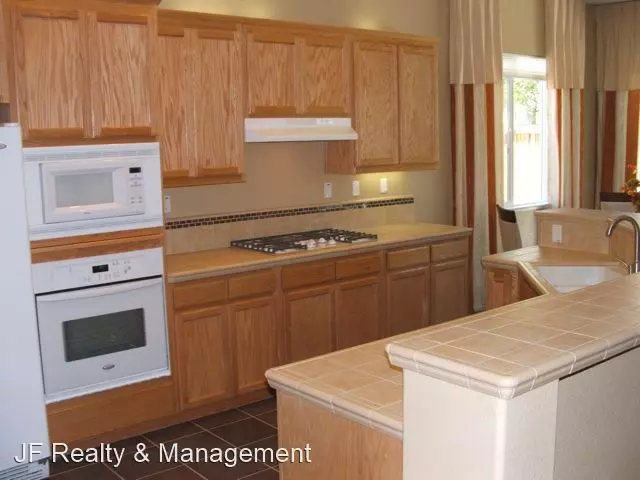 Large 4 Bedroom 3 Bathroom in Quiet Neighborhood photo 5
