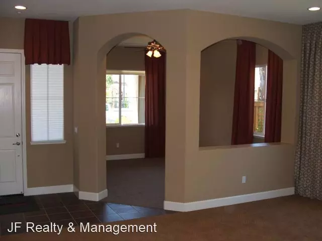 Large 4 Bedroom 3 Bathroom in Quiet Neighborhood photo 4