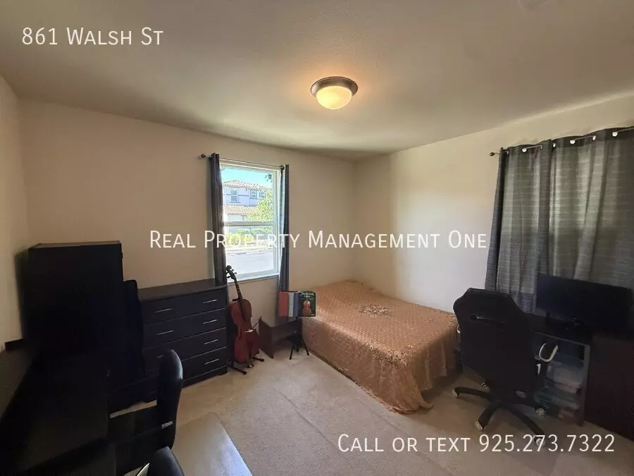 861 Walsh St photo 3