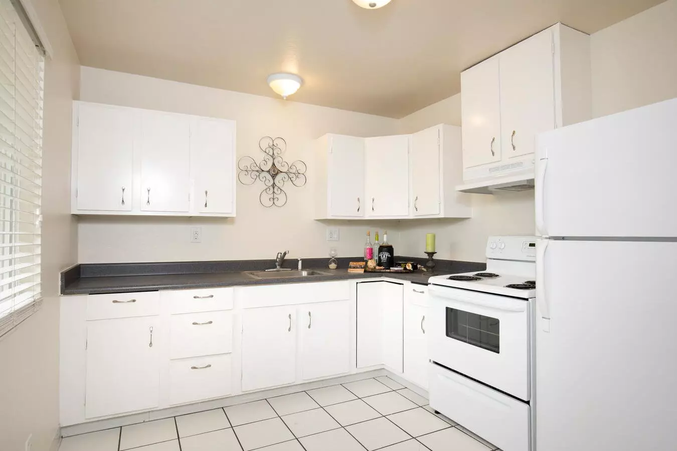 906 Dainty Avenue photo 3