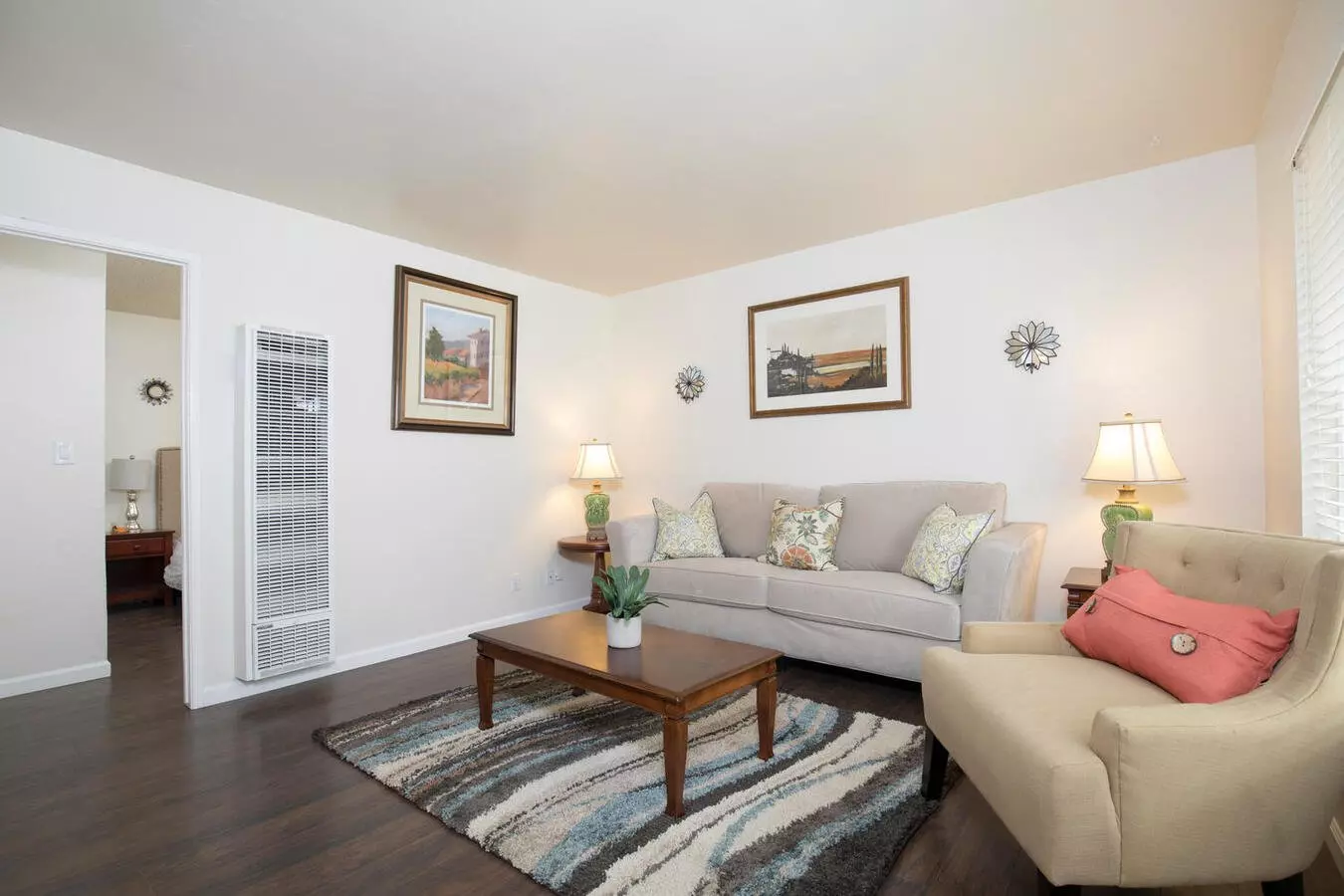 906 Dainty Avenue photo 2
