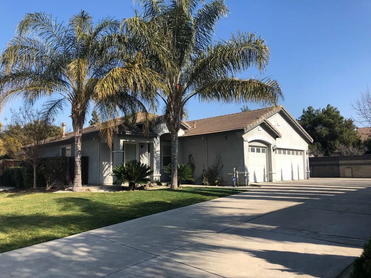 Great Single Story House And Rare 9800 Square Foot Private Lot! photo 2