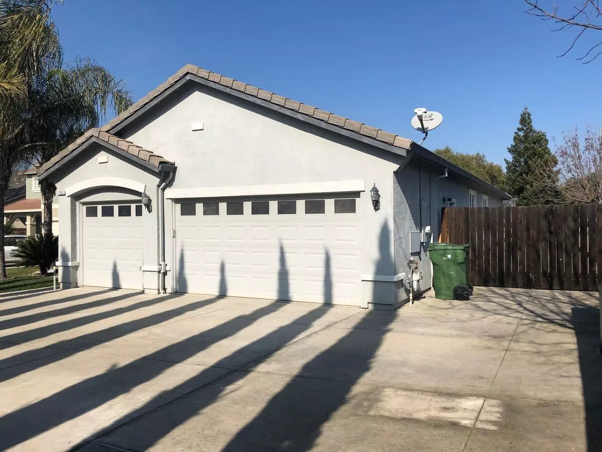 Great Single Story House And Rare 9800 Square Foot Private Lot! photo 3