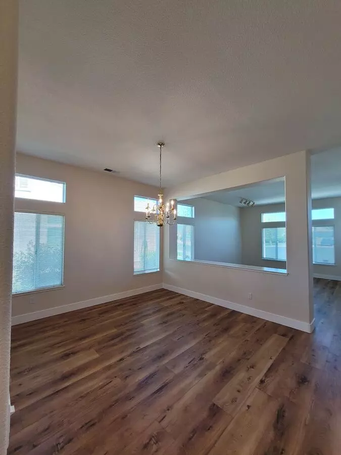 Stunning 2-bed, 2.5-bath Entertainer's Gem In Gated Summerset I photo 5