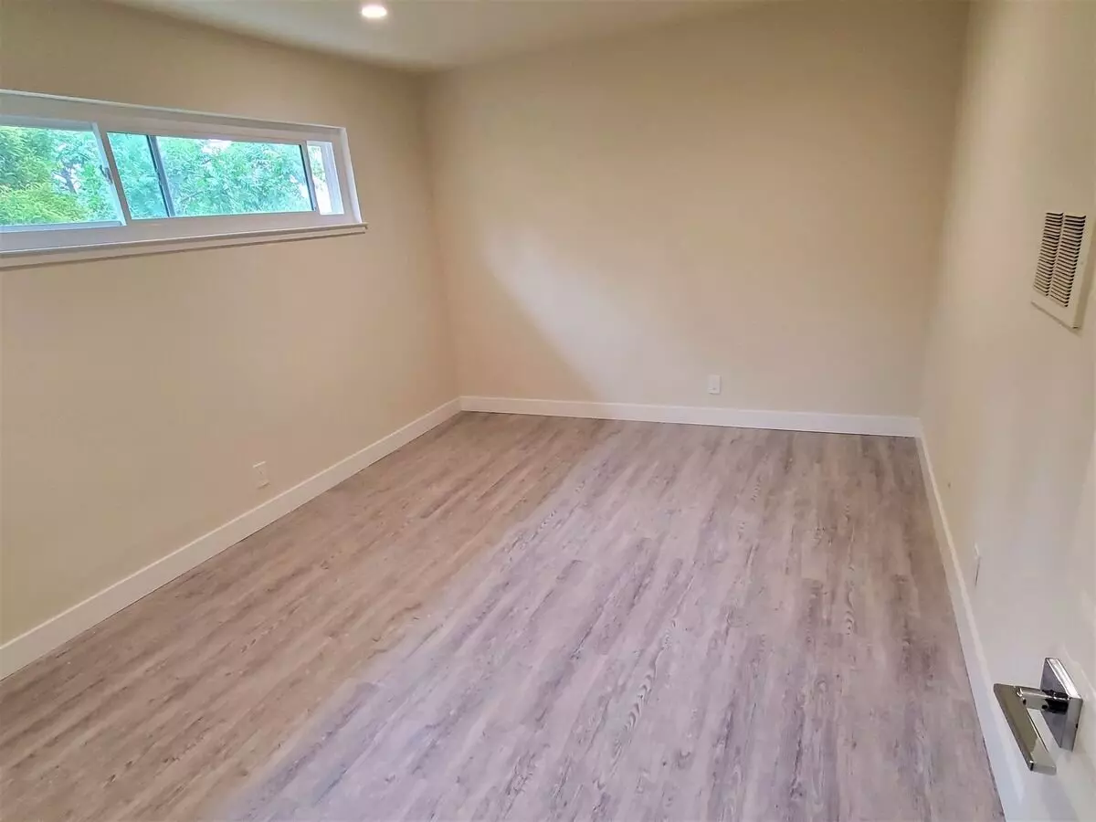 NEWLY REMODELED Apartment in Brisbane photo 5