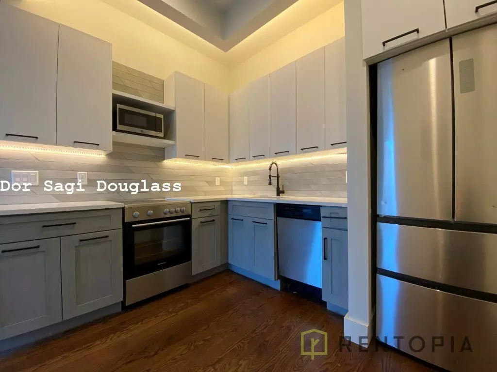 1003 Willoughby Avenue photo 4