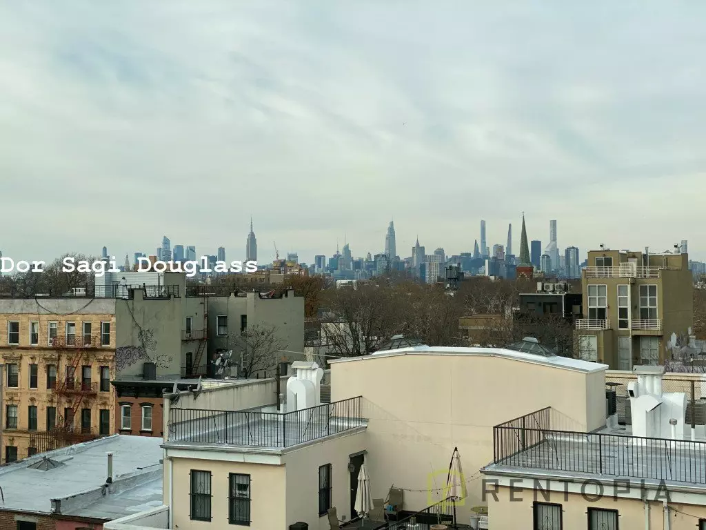 209 Montrose Avenue photo 3