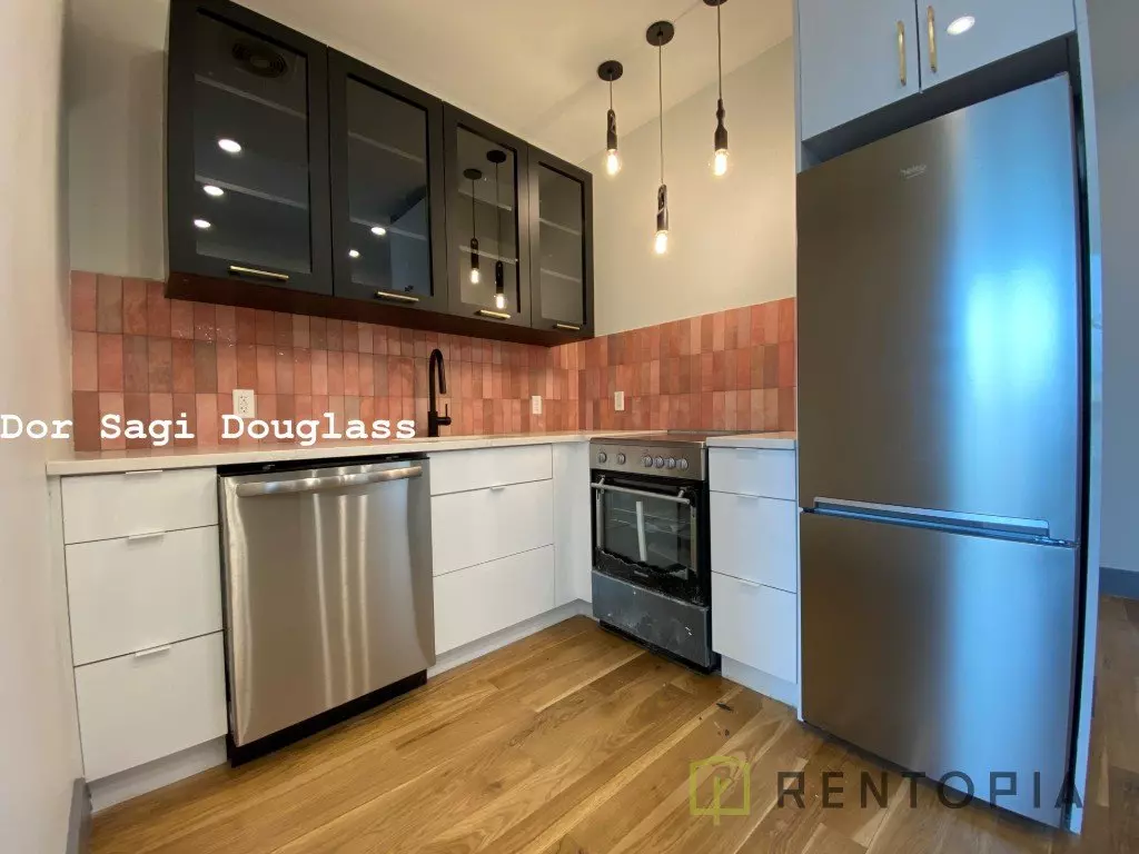 209 Montrose Avenue photo 5