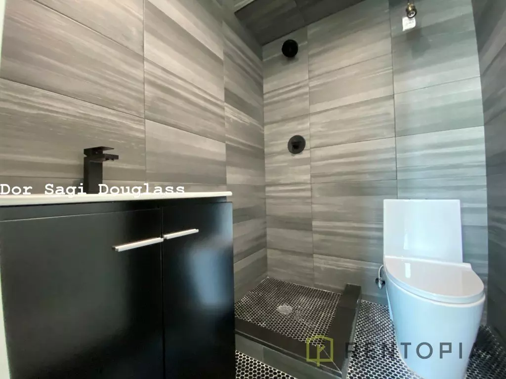 385 Union Avenue photo 3