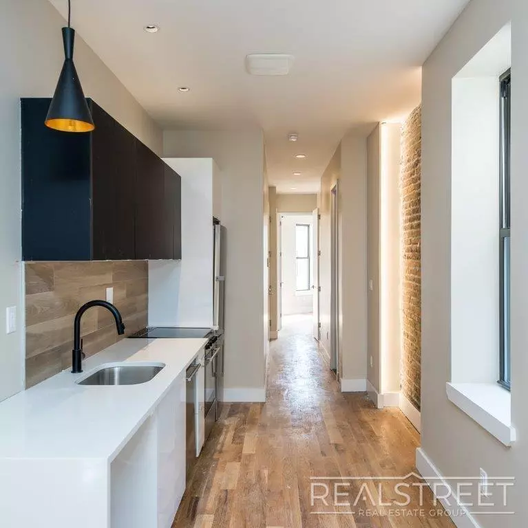 385 Chauncey Street photo 5