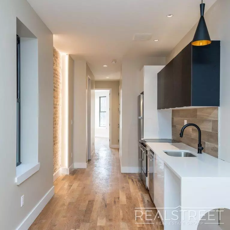385 Chauncey Street photo 3