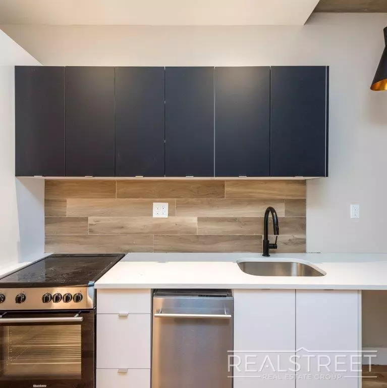 385 Chauncey Street photo 4
