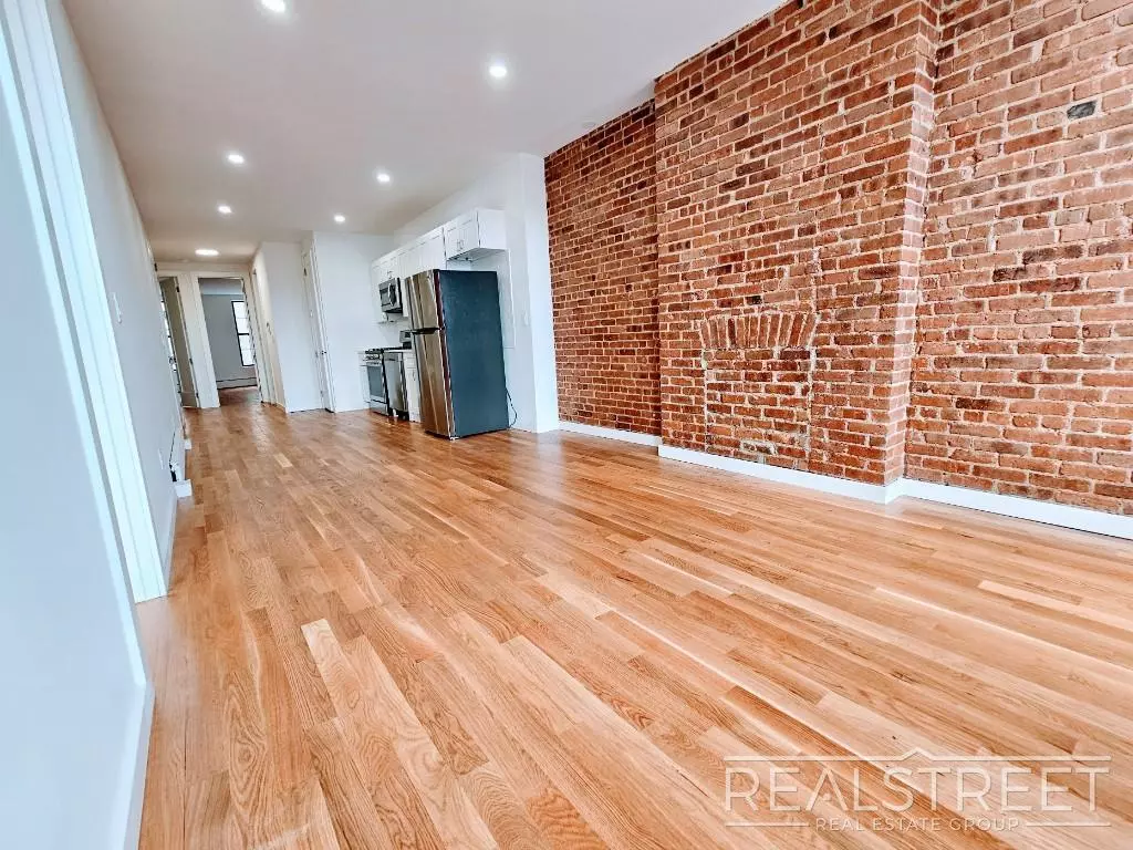 901 Dekalb Avenue photo 3