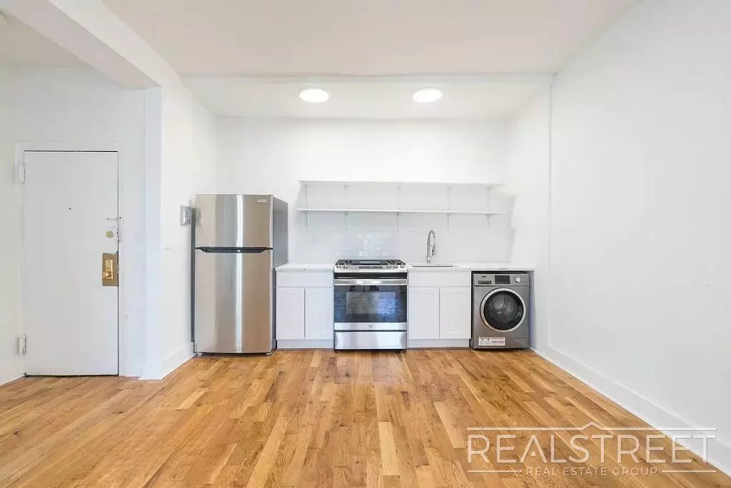 A Spacious 1 Bedroom Apartment photo 4