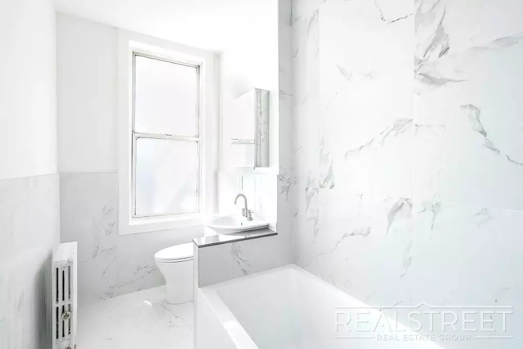 A Spacious 1 Bedroom Apartment photo 3