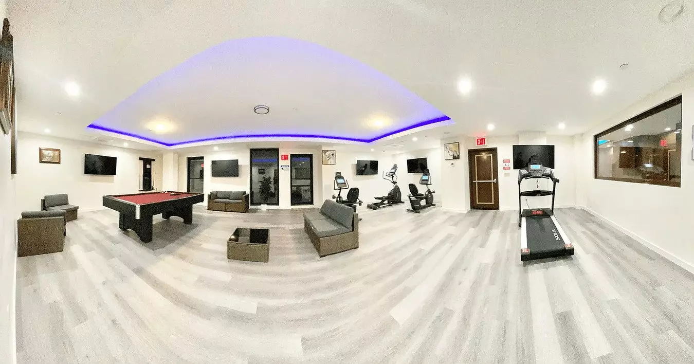 Brand-new Luxury 1br | Patio | B/q Trains photo 4