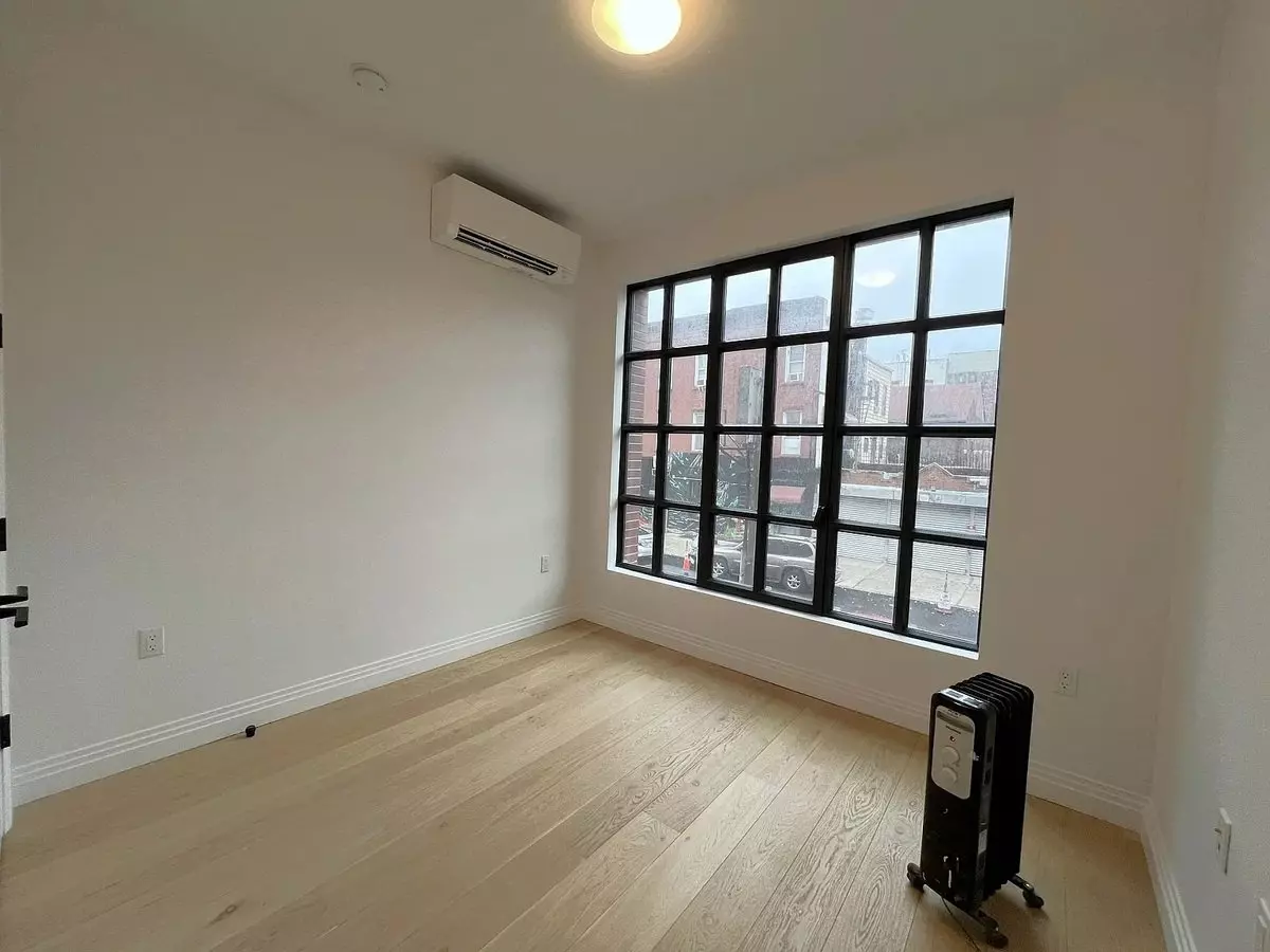 Luxurious 2 Bedroom/2 Bathroom Apt Available photo 5