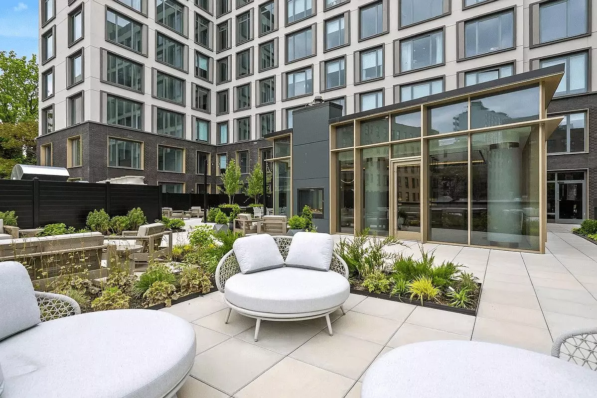 The Premier Luxury Mid-rise Building photo 5