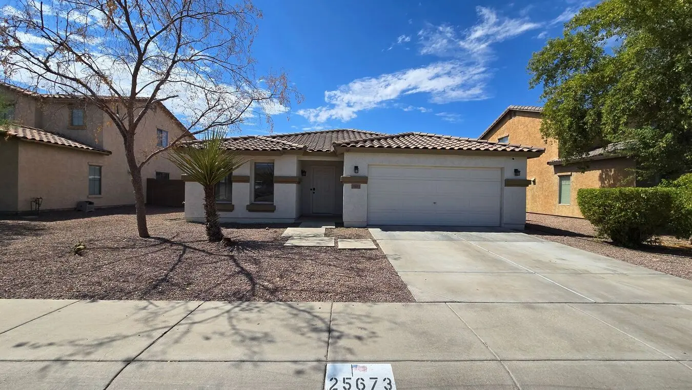 Lovely 4 Bedroom 2 Bath Home +den In Sunset Point Community Of Buckeye! photo 2