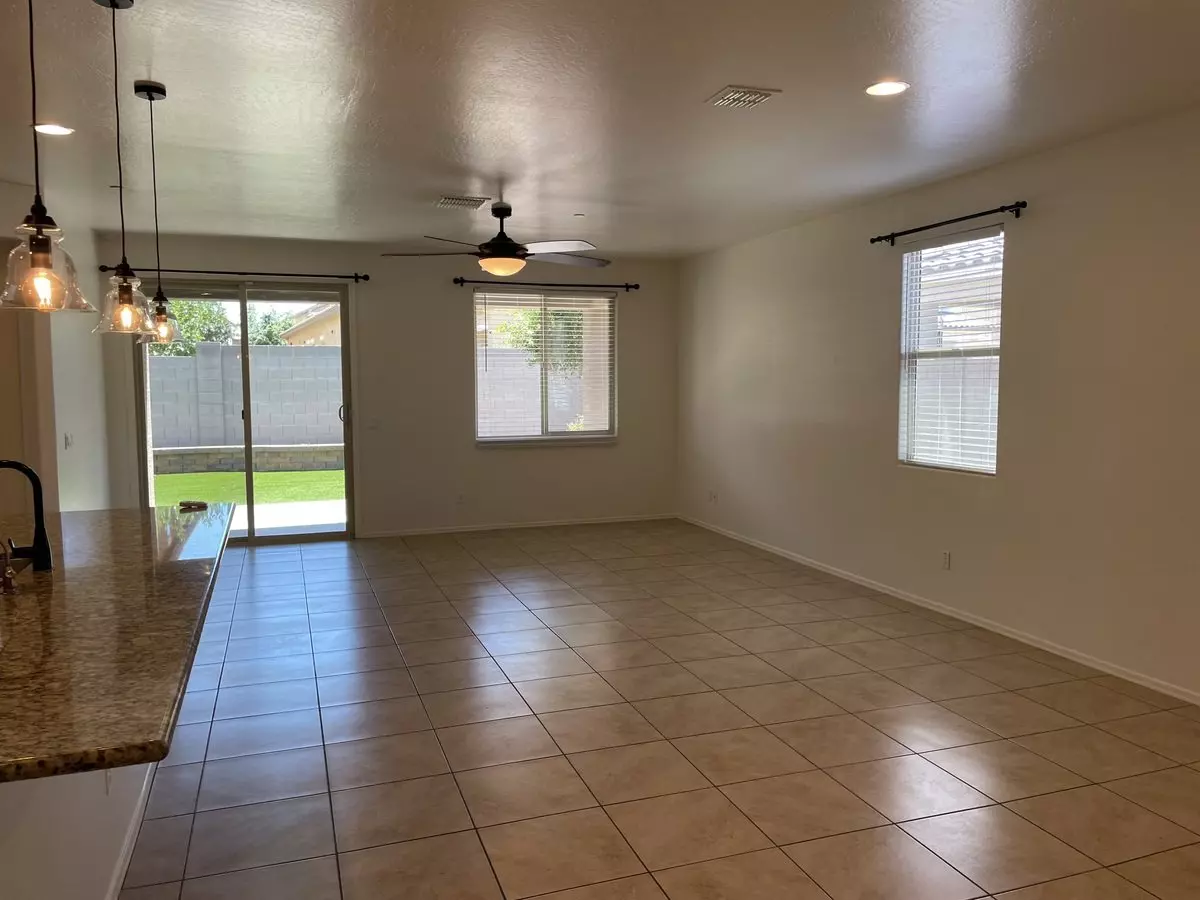 21257 W Berkeley Rd photo 4