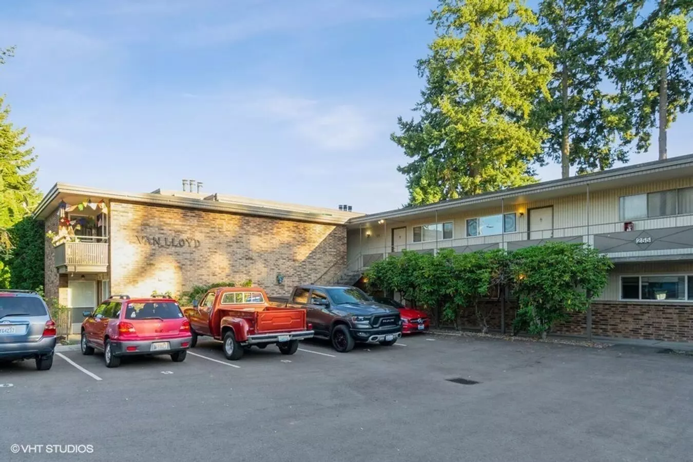 Van Lloyd Apartments photo 4