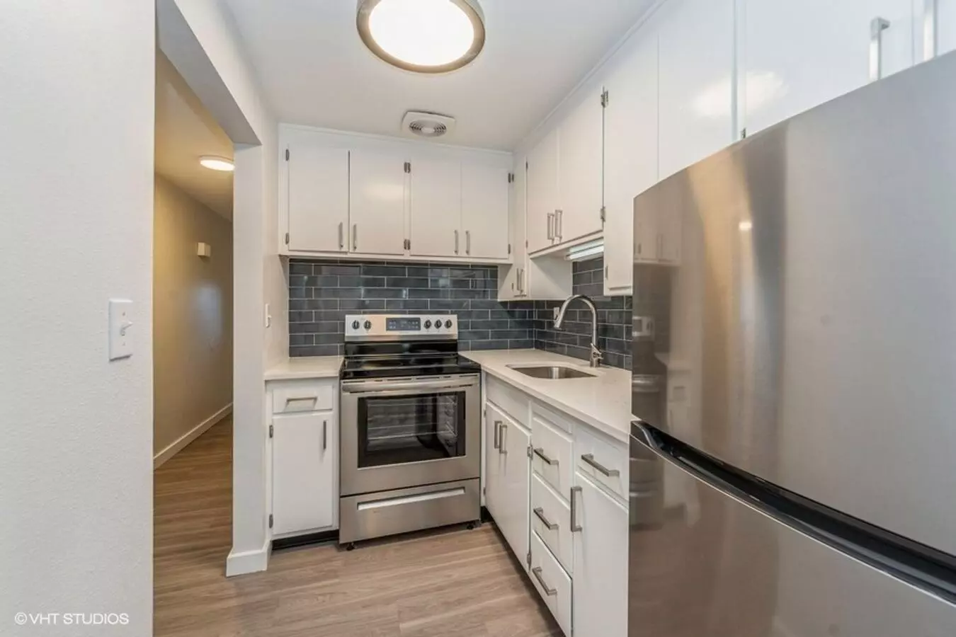 Van Lloyd Apartments photo 3