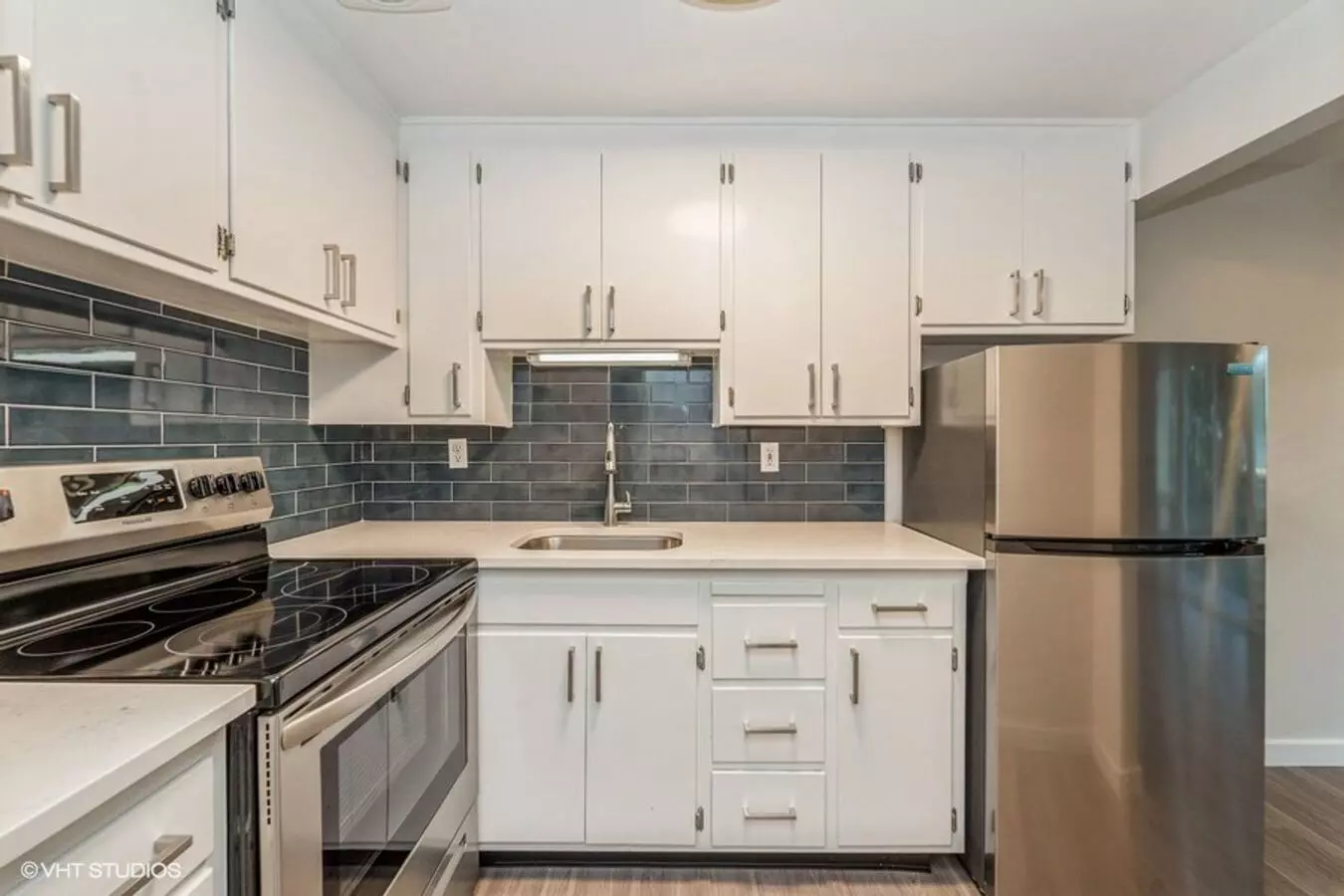 Van Lloyd Apartments photo 2