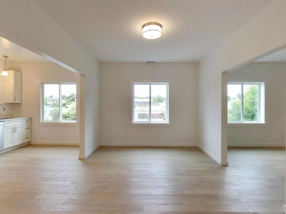 Outside Leasing - 1140 Chula Vista photo 2