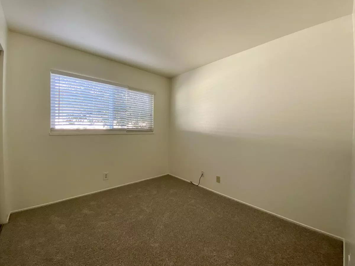 1082 Bismarck Dr photo 5