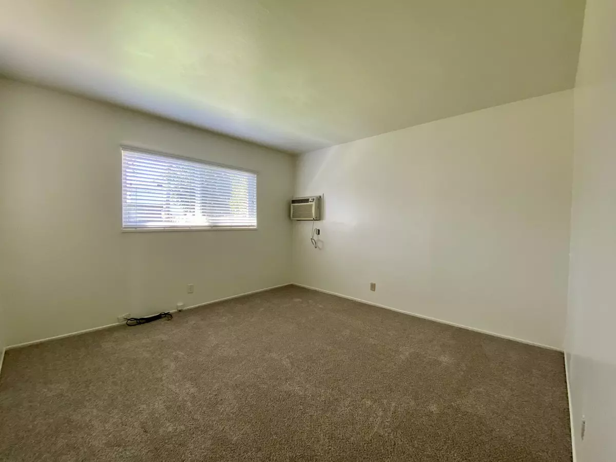 1082 Bismarck Dr photo 4