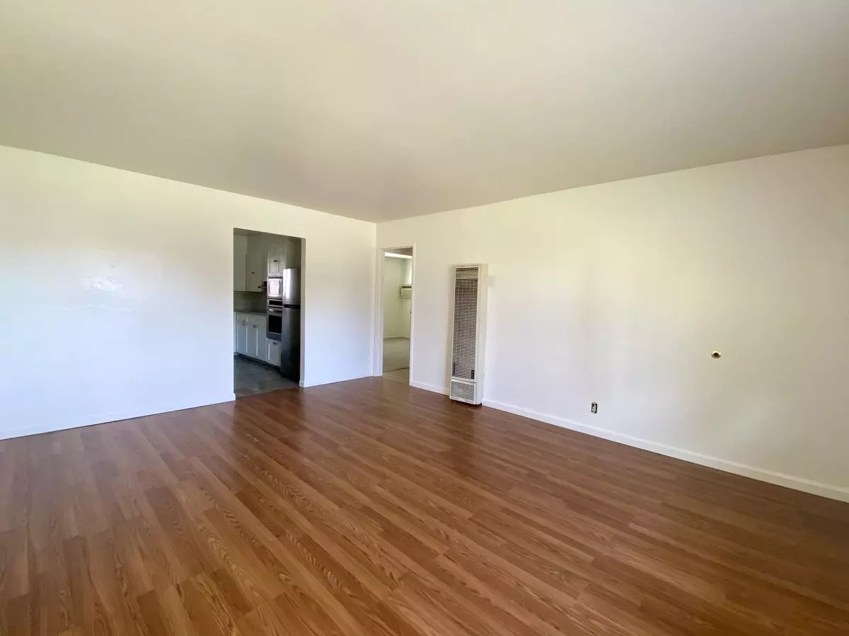 1082 Bismarck Dr photo 2