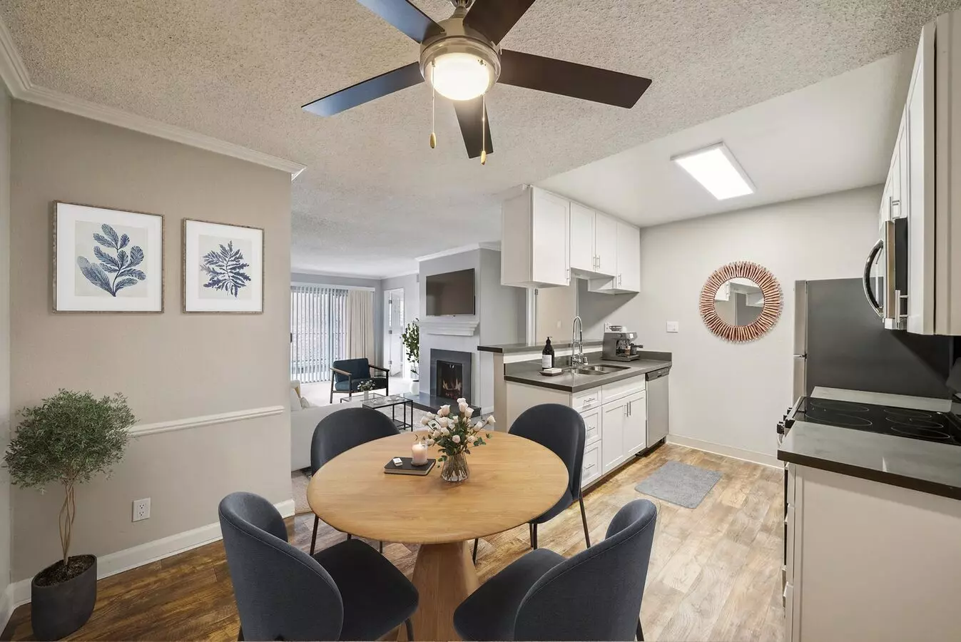 La Valencia Apartment Homes photo 5