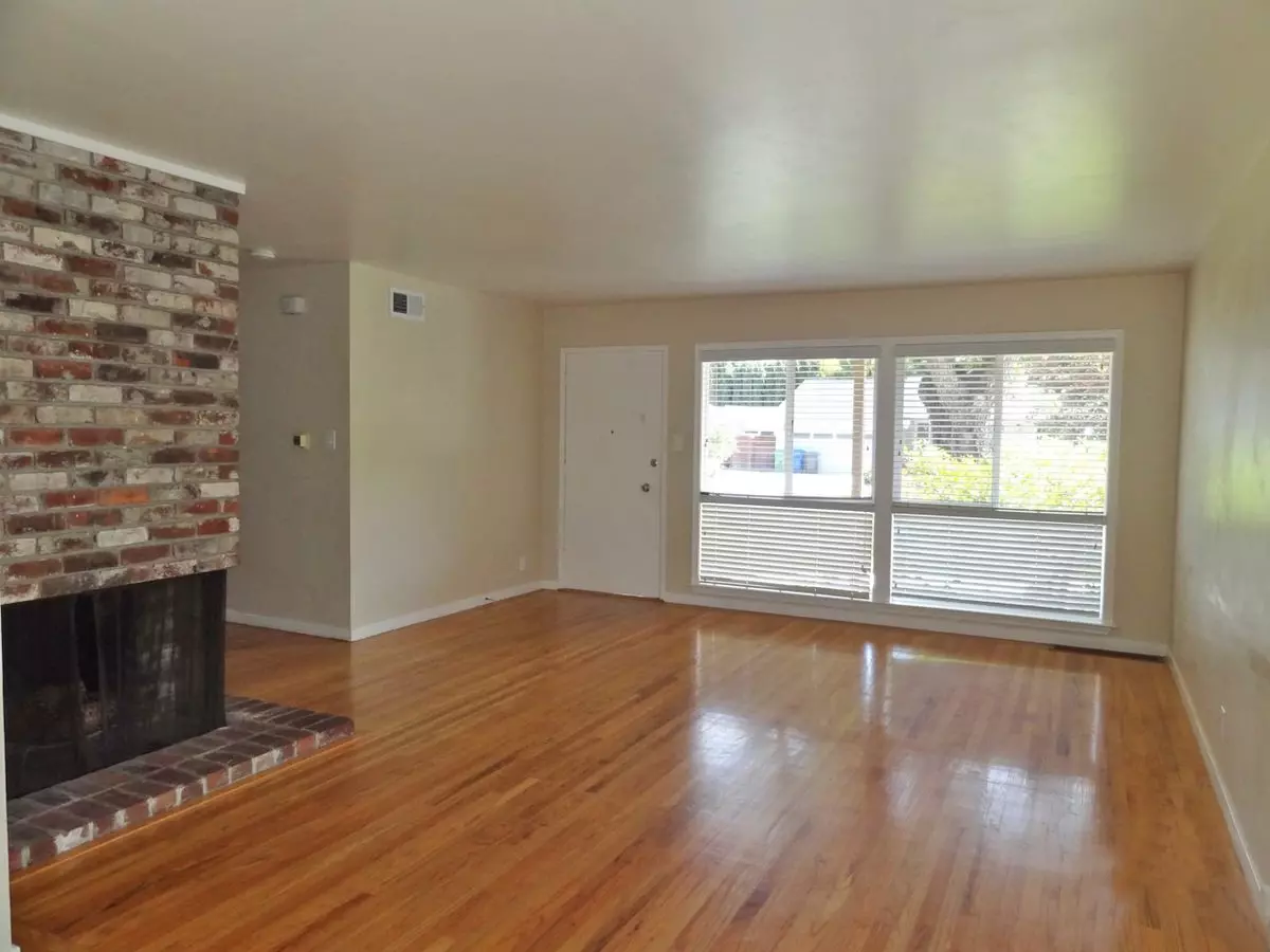 919 Almarida Dr photo 3