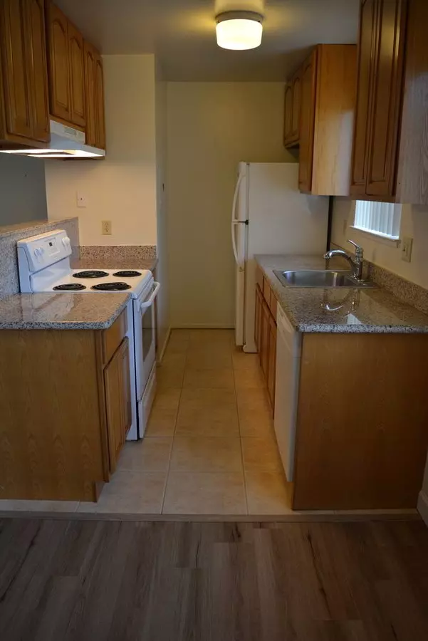 Upstairs 2 Bedroom Unit In A 4Plex At Hamilton Downs photo 2