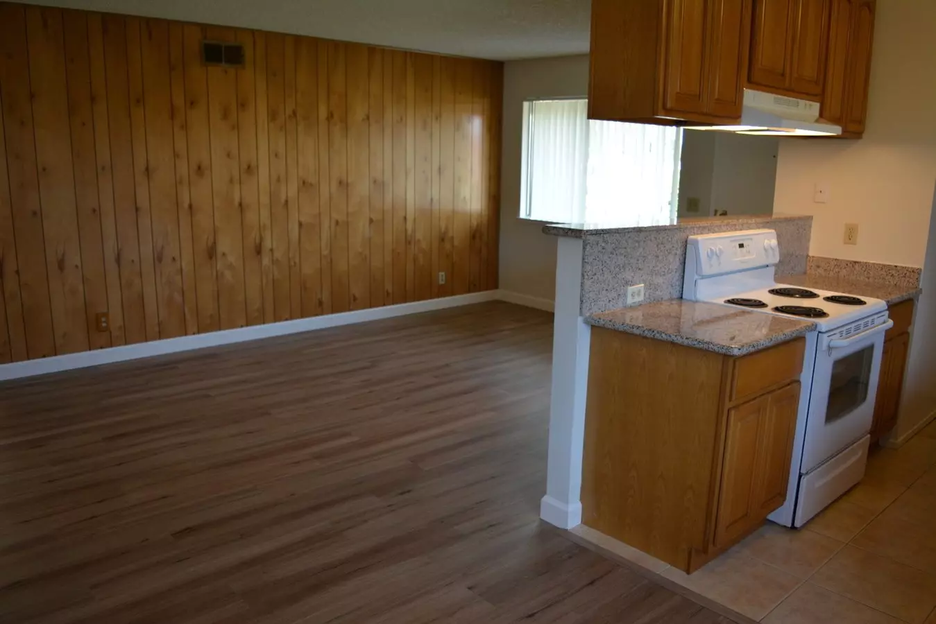 Upstairs 2 Bedroom Unit In A 4Plex At Hamilton Downs photo 3