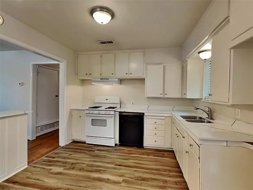 1002 Noble Avenue, Carrollton, TX 75006 photo 3