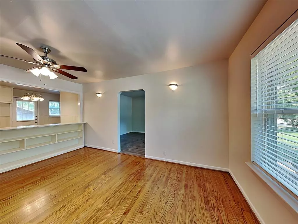 1002 Noble Avenue, Carrollton, TX 75006 photo 4
