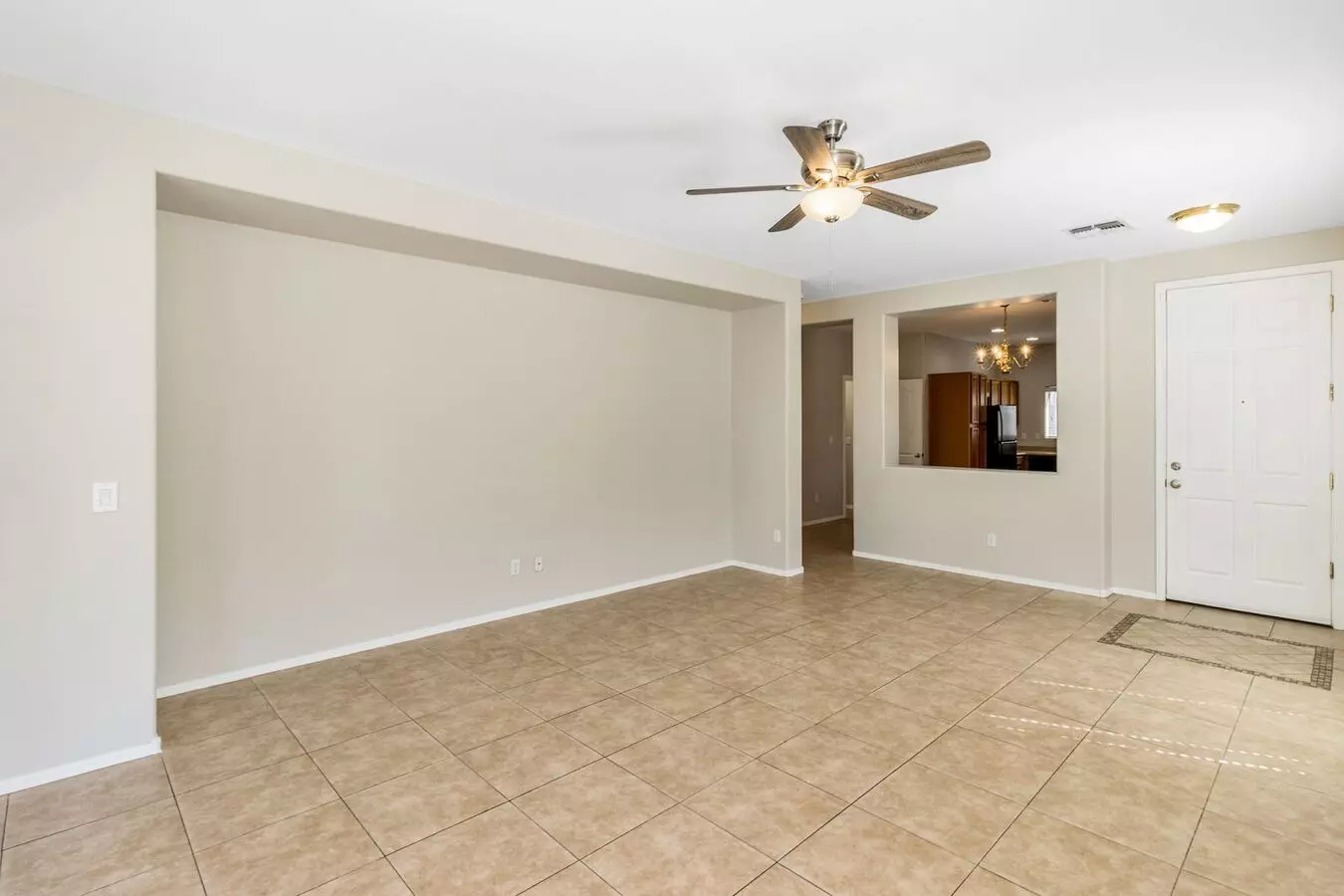 Bright Open Living &amp; A Patio Perfect For Relaxing! photo 4