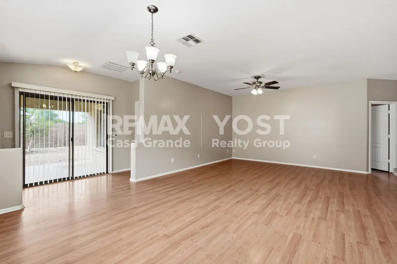 Bright &amp; Spacious Home With Flexible Living Space photo 3