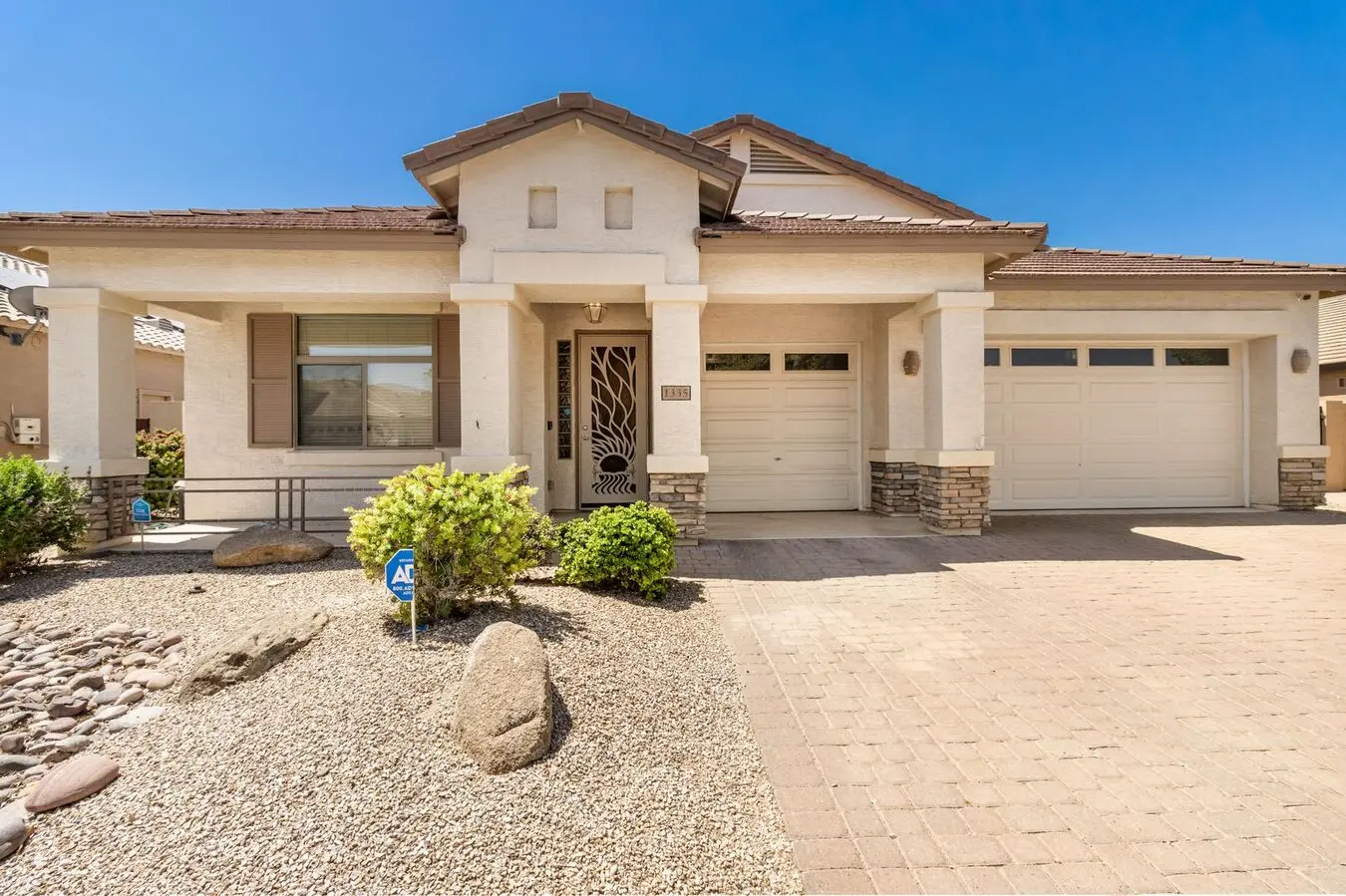 Spacious Home With A Beautiful Backyard &amp; Open Kitchen photo 2