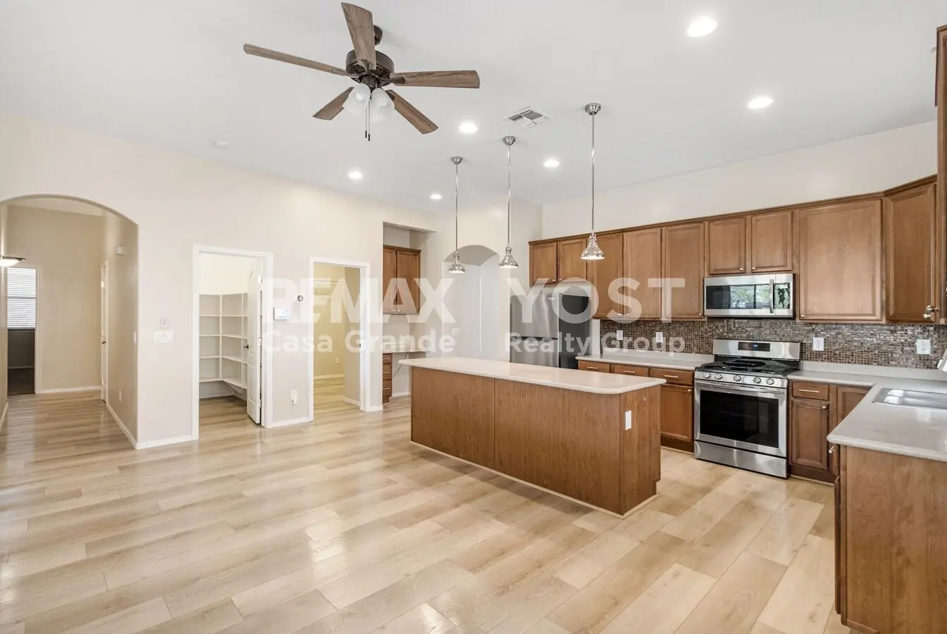 Spacious Home With A Beautiful Backyard &amp; Open Kitchen photo 4