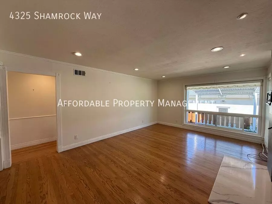 4325 Shamrock Way photo 3