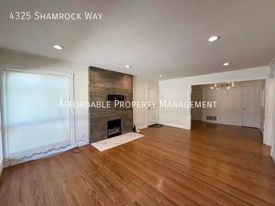 4325 Shamrock Way photo 4