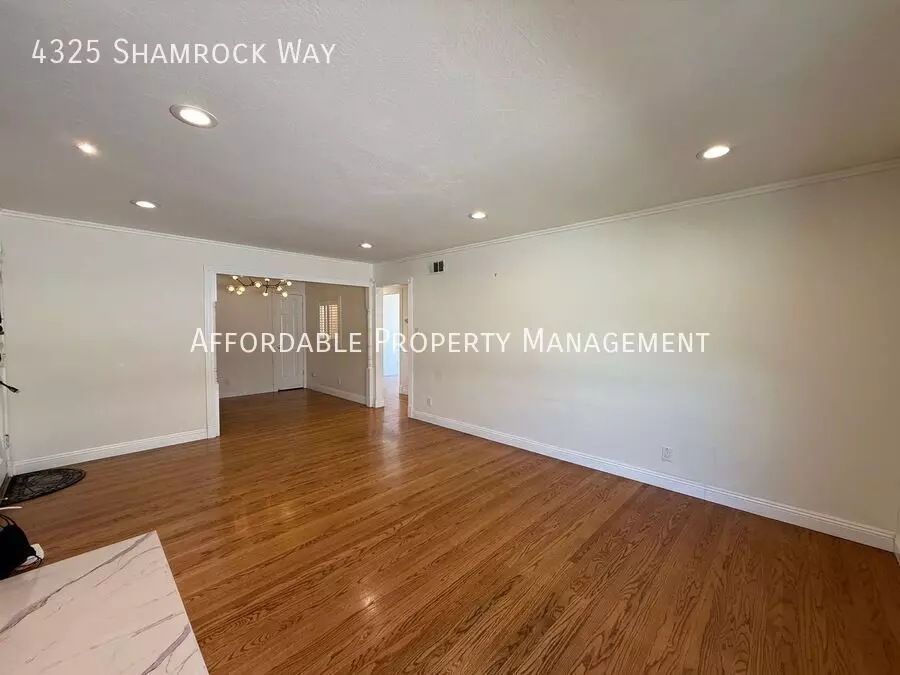 4325 Shamrock Way photo 5