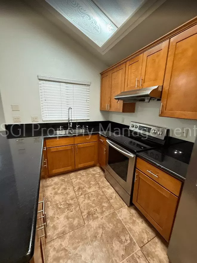2201 N COMANCHE Drive photo 4
